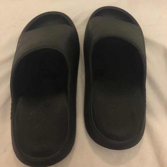 Black Posee Slides - Size 7 - Picture 3 of 5